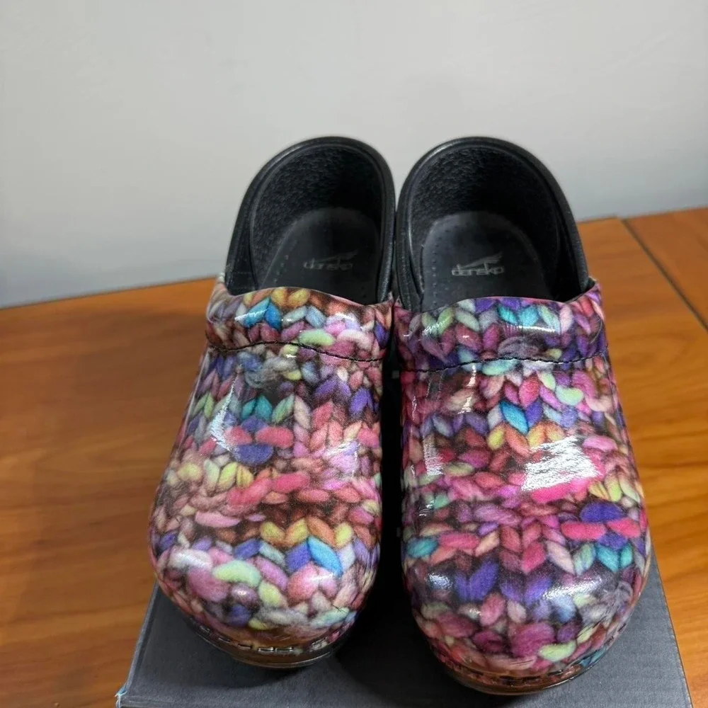 NIB Dankso Youth Girls Patent Leather Funky Knit Print Clog EU 31/ US 12.5-13